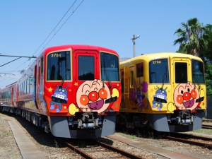 ひまわり畑とアンパンマン列車♪　　7月18日より新しい「アンパンマン列車」登場！