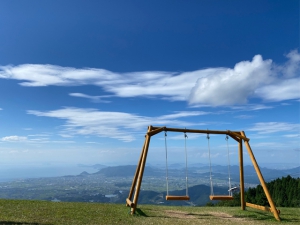 標高920mに“天空のブランコ”誕生！「雲辺寺山頂公園」