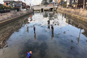 新年に向けて金倉川の河川清掃を行いました