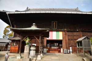 四国八十八ヶ所霊場　第77番札所「道隆寺」 ※1/30まで手水舎にて“花手水“開催中！