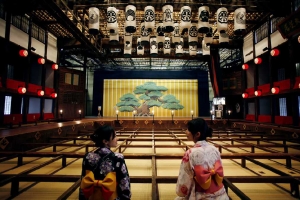 【旧金毘羅大芝居・金丸座】桜の抄から徒歩2分🎬 映画『国宝』で注目の歌舞伎の世界を体感！　※9月13日14日空室あります