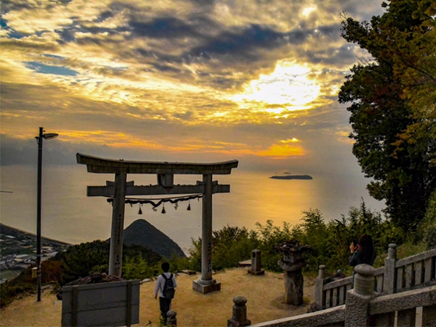 「開運×絶景スポット」　高屋神社　天空の鳥居