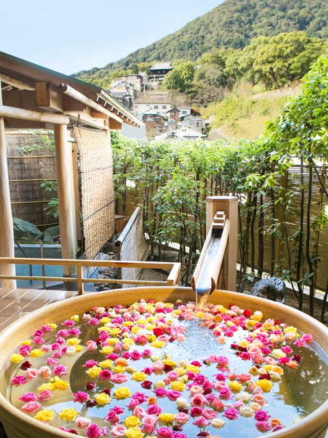 【女性露天風呂】バラの花が浮かぶ露天風呂で優雅な時間をお過ごしください。