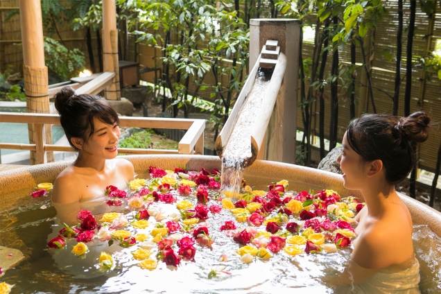 【女性露天風呂】バラの花を浮かべた華風呂で優雅な時間。  ※全国旅行支援予約受付中