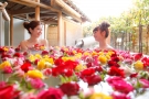 【女性露天風呂】薔薇の花が浮かぶ“華風呂”開催中！