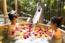 【女性露天風呂】バラの花を浮かべた華風呂で優雅な時間。  ※全国旅行支援予約受付中